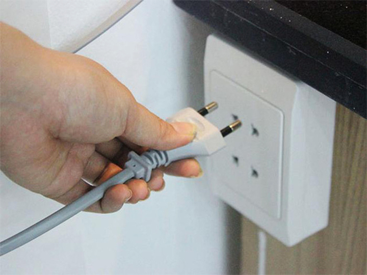 Không rút phích cắm của thiết bị là thói quen gây tốn điện ít người để ý.