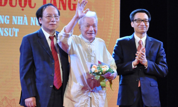 NSND Trần Bảng (giữa) tại Lễ kỷ niệm 60 năm thành lập Hội nghệ sĩ Sân khấu Việt Nam. Ông nhận giải thưởng Hồ Chí Minh về Văn học, Nghệ thuật ở tuổi 91.