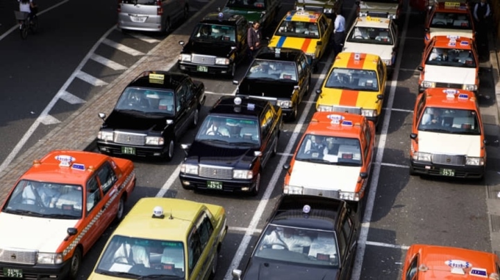 Taxi xếp hàng đón khách là cảnh phổ biến ở Nhật Bản. (Ảnh: Japan Times)