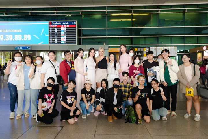 Đương kim Hoa hậu thế giới Karolina Bielawska cùng top 3 Miss World Việt Nam 2022 chụp ảnh cùng người hâm mộ.