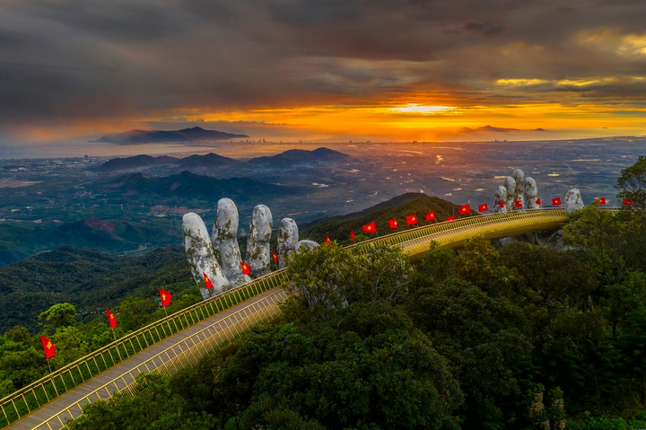 Cầu Vàng - biểu tượng của du lịch Đà Nẵng được giới thiệu tại triển lãm.