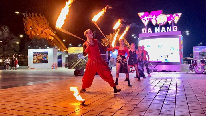 Các nghệ sĩ quốc tế từ Bà Nà biểu diễn tại triển lãm ảnh WOW Đà Nẵng.