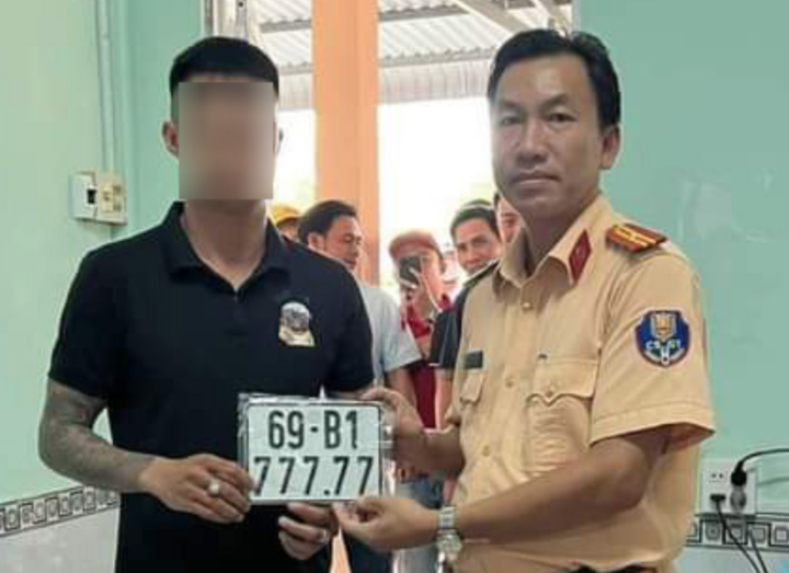 Anh X. bấm được biển số xe "ngũ quý" trước sự ngỡ ngàng của nhiều người.