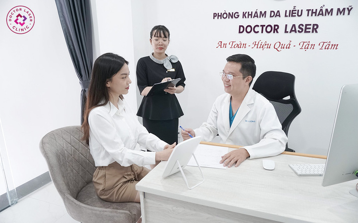 Các bác sĩ tại Doctor Laser trực tiếp thăm khám và lên phác đồ điều trị nám.