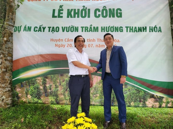 Ông Phạm Viết Hoài (bên trái) - Chủ tịch huyện Cẩm Thủy, Thanh Hoá  và ông Lê Văn Giang (bên phải) - TGĐ công ty CP trầm hương sinh học TTT tại lễ khởi công.