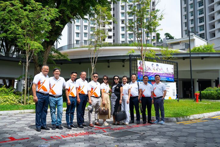 Đoàn công tác Kim Oanh Group chụp hình lưu niệm sau khi tham quan một dự án nhà ở xã hội của Tập đoàn Surbana Jurong.