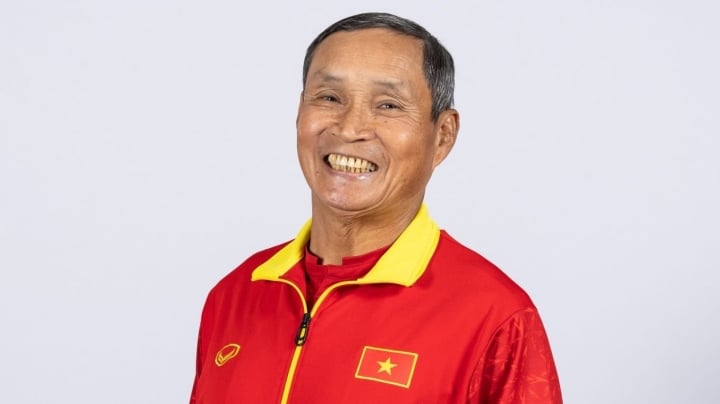 HLV Mai Đức Chung dẫn dắt đội tuyển nữ Việt Nam dự World Cup ở tuổi 73.