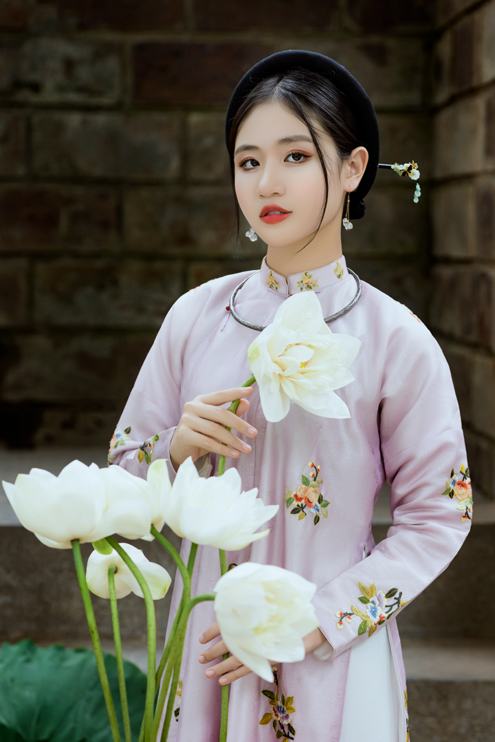 Mới đây, Minh Anh tung ra bộ ảnh mới với trang phục áo dài truyền thống khoe vẻ đẹp dịu dàng, trong trẻo.