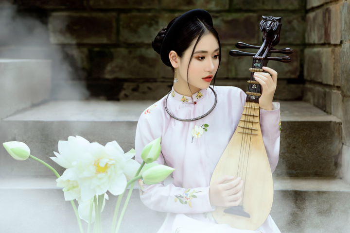 Trang phục với chất liệu gấm hồng được NTK Nguyễn Đức Lộc điểm xuyết bằng hoa văn thanh lịch, sang trọng tôn lên vẻ đẹp ngọt ngào, quý phái của người con gái.