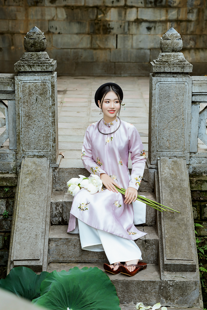 Không quá cầu kỳ, Minh Anh lựa chọn kiểu tóc búi thấp nhấn nhá với chiếc trâm cài tóc hoa nhẹ nhàng, nền nã.