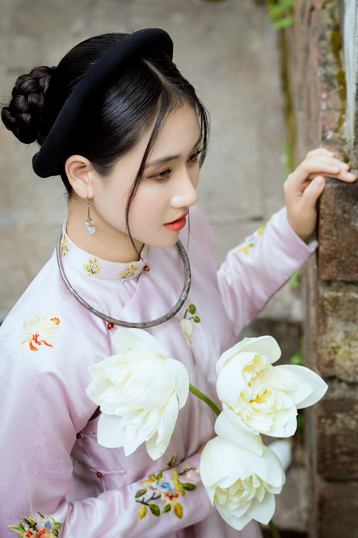 Ngoài ra, Minh Anh còn khéo léo lựa chọn những đóa hoa sen trắng làm đạo cụ để tôn lên nét đẹp trong sáng, đài các cho bản thân.