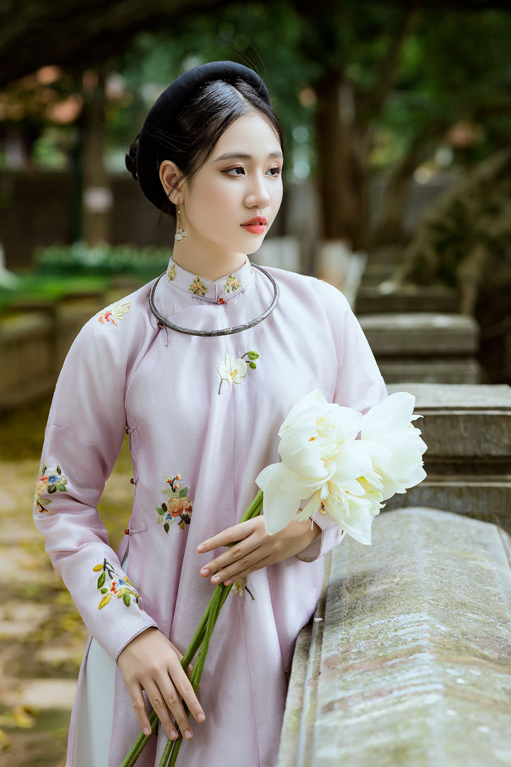 Vẻ đẹp trong trẻo, mơ màng của Minh Anh trong loạt ảnh mới nhận được nhiều lời khen ngợi từ khán giả.