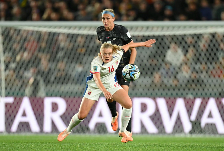 Wilkínon (áo đen) đơn độc trên hàng công.