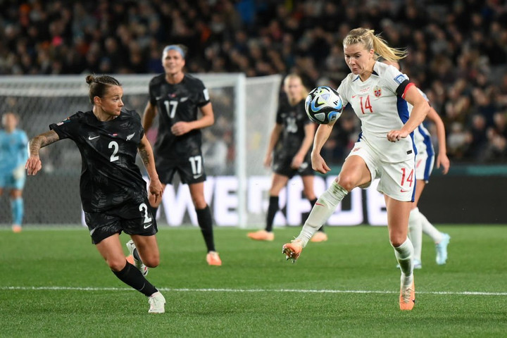 Đội tuyển nữ Na Uy (áo trắng) gặp nhiều khó khăn.