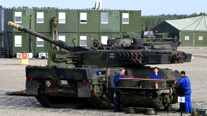 Sửa chữa xe tăng Leopard 2A4 của quân đội Đức. (Ảnh: AFP)