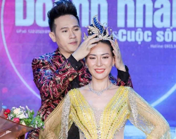 Ca sĩ Nguyên Vũ trao vương miện cho thí sinh My Nguyễn. Ảnh: BTC.