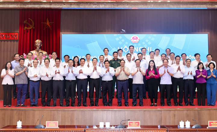 Thủ tướng chụp ảnh lưu niệm với các đại biểu đại diện cho các bộ, ngành, địa phương tham dự hội nghị. (Ảnh: VGP/Nhật Bắc).