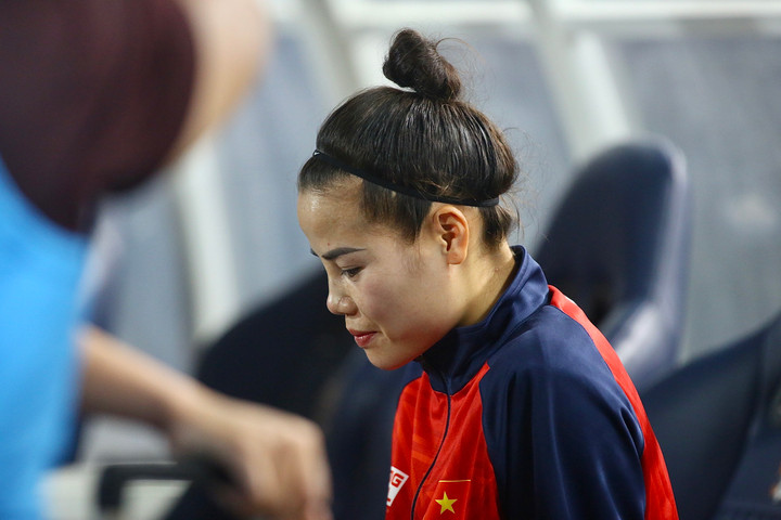 Trần Thị Thúy Nga buồn bã khi dính chấn thương ở trận chung kết SEA Games 32.