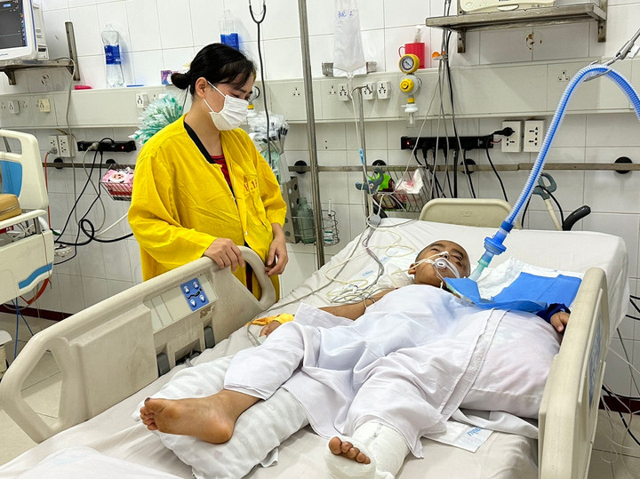 Con trai chị Thảo vẫn hôn mê chưa tỉnh.