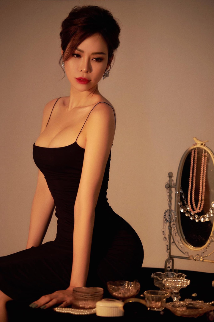 Con dâu tỷ phú Hoàng Kiều: U40 vẫn gợi cảm, sống sang chảnh như 'bà hoàng' - 1