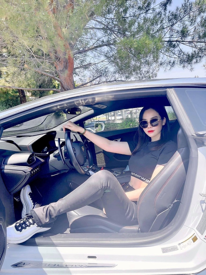 Con dâu tỷ phú Hoàng Kiều: U40 vẫn gợi cảm, sống sang chảnh như 'bà hoàng' - 8