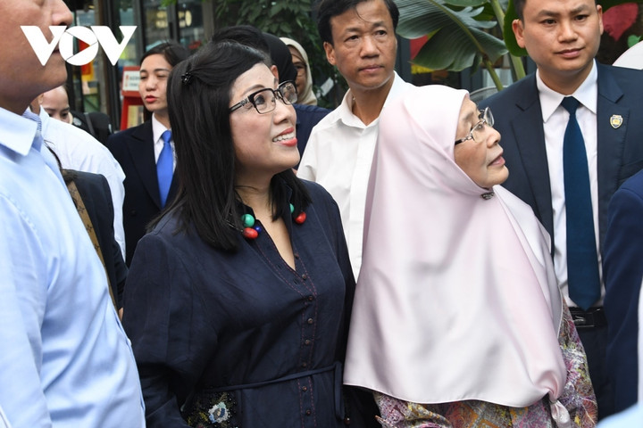 Thủ tướng Việt Nam và Thủ tướng Malaysia thăm phố sách, thưởng thức cafe Hà Nội - 6