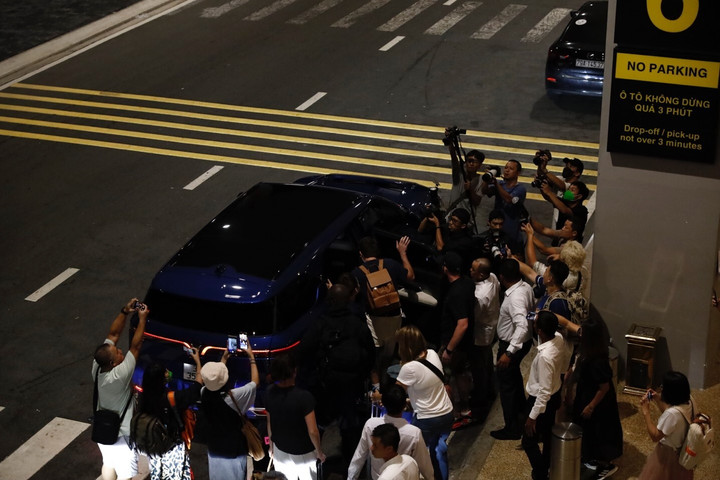 Charlie Puth đi xe VinFast VF9 đến Vinpearl Nha Trang lúc nửa đêm - 2