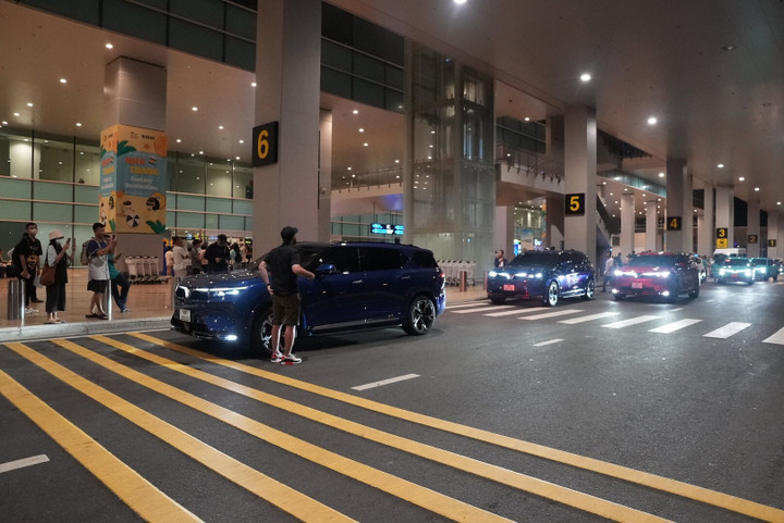 Charlie Puth đi xe VinFast VF9 đến Vinpearl Nha Trang lúc nửa đêm - 3