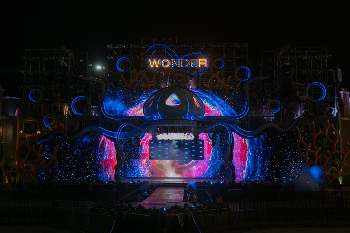 Charlie Puth đi xe VinFast VF9 đến Vinpearl Nha Trang lúc nửa đêm - 7