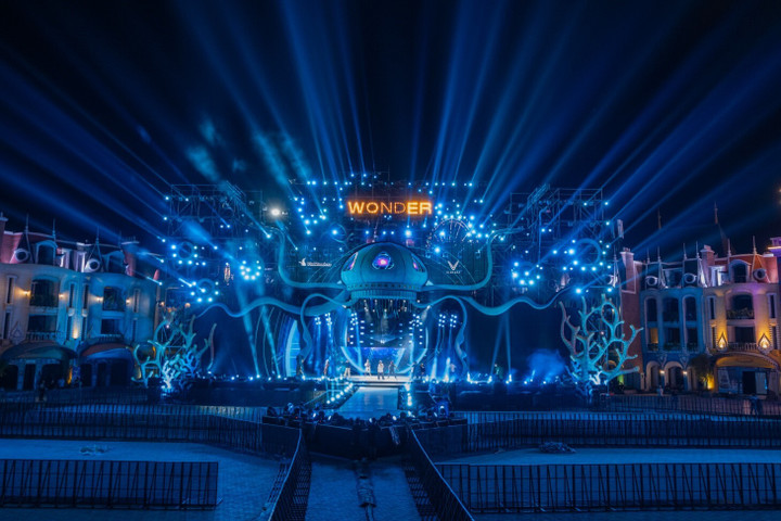 Charlie Puth đi xe VinFast VF9 đến Vinpearl Nha Trang lúc nửa đêm - 9