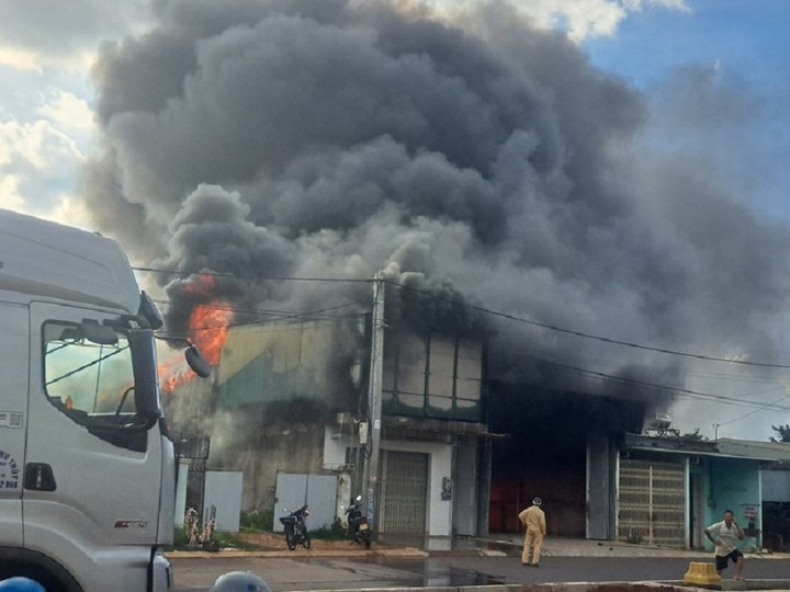 Kho hàng cháy dữ dội, lan sang nhà dân ở Gia Lai - 1