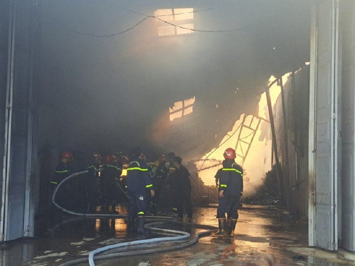 Kho hàng cháy dữ dội, lan sang nhà dân ở Gia Lai - 2