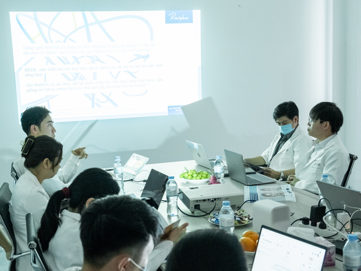 Bác sĩ Đăng Khoa đẩy mạnh hợp tác với các bác sĩ chuyên khoa trong làm đẹp - 1