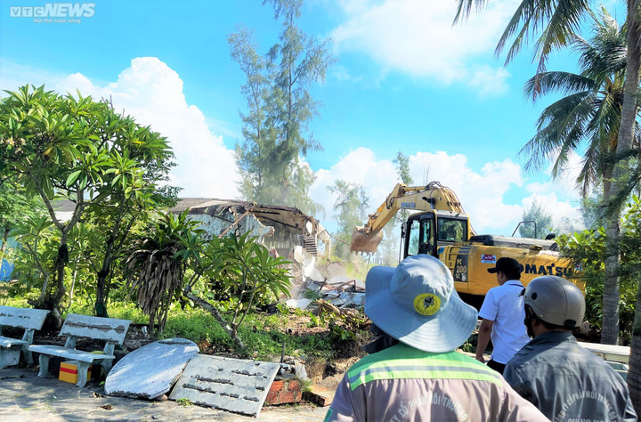 Cận cảnh cưỡng chế, thu hồi hơn 27.700m2 'đất vàng' ven biển Quảng Ngãi - 4