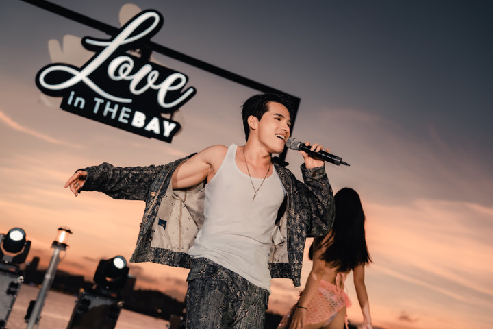 Quốc Thiên giả giọng Hồng Ngọc hát 'Vùng trời bình yên' - 1