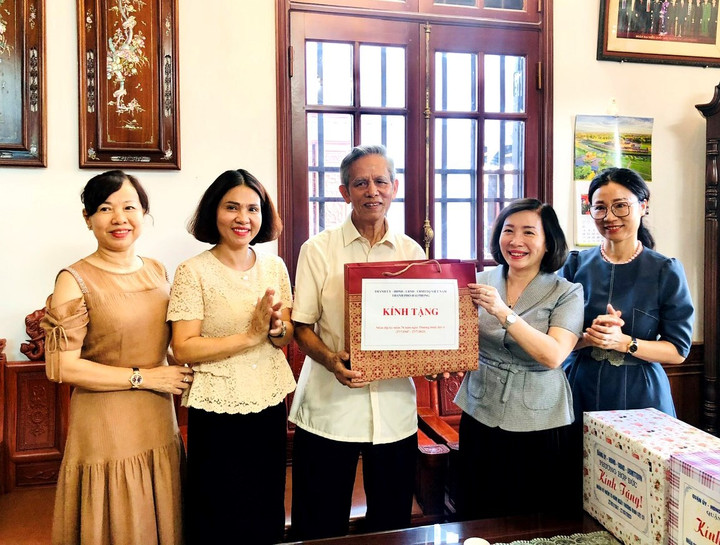 Hải Phòng: Tri ân, tặng quà gia đình có công với cách mạng - 1