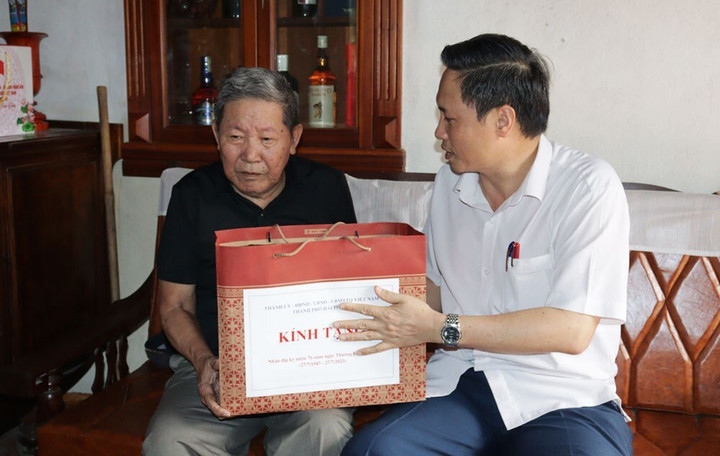 Hải Phòng: Tri ân, tặng quà gia đình có công với cách mạng - 2