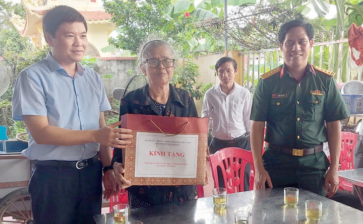 Hải Phòng: Tri ân, tặng quà gia đình có công với cách mạng - 3