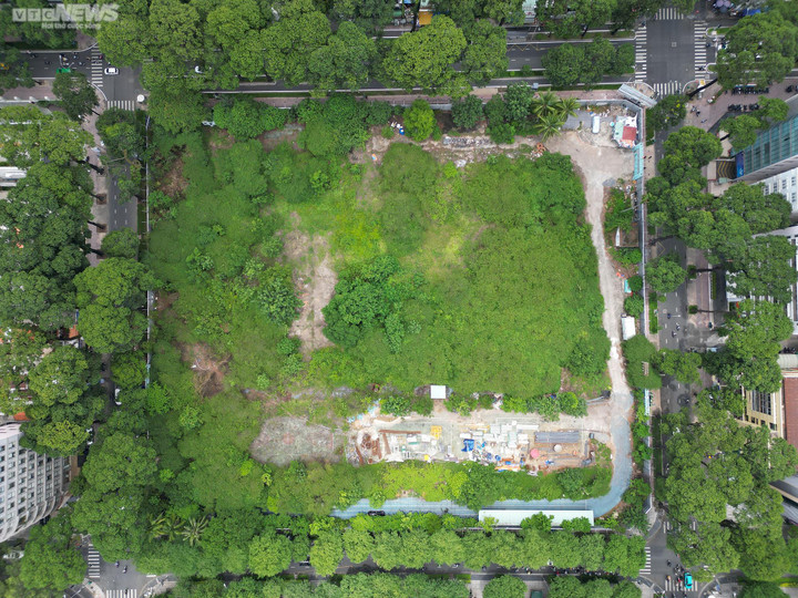 Dự án Nhà thi đấu Phan Đình Phùng nằm ở trung tâm TP.HCM bị cây cỏ phủ kín - 7