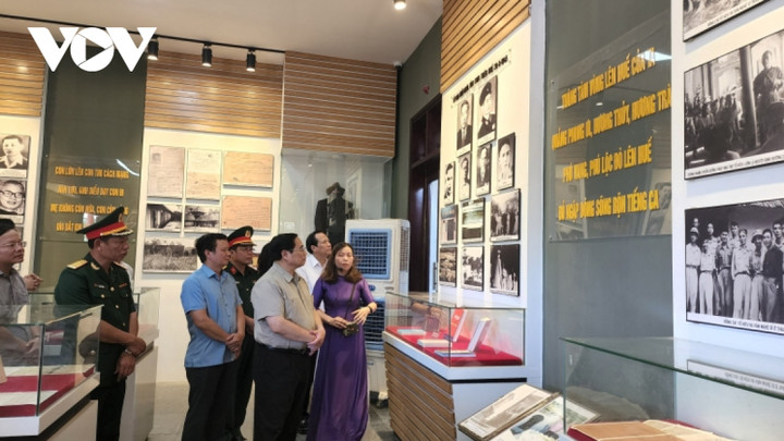 Thủ tướng Phạm Minh Chính viếng nghĩa trang liệt sĩ tại Thừa Thiên Huế và Quảng Trị - 3