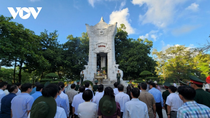 Thủ tướng Phạm Minh Chính viếng nghĩa trang liệt sĩ tại Thừa Thiên Huế và Quảng Trị - 6