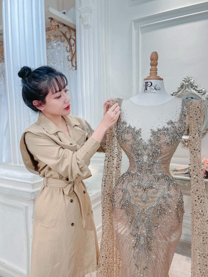 Vợ tài tử Chân Tử Đan mặc váy cưới của NTK Phạm Đăng Anh Thư - 4