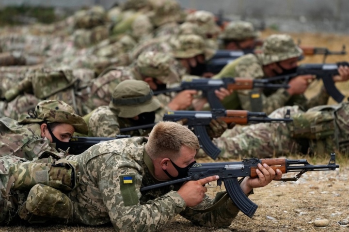 Các tân binh Ukraine tham gia một cuộc tập trận chiến đấu trong đô thị tại một căn cứ quân sự ở miền Nam nước Anh, tháng 8/2022.