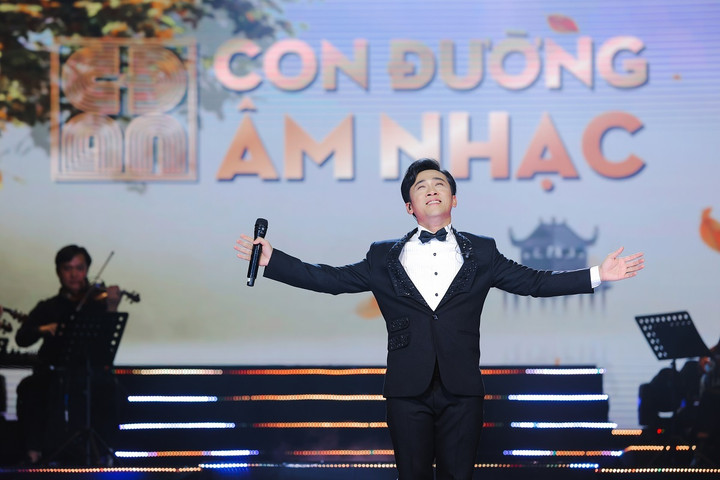 'Sao Mai' Quang Hào biến hóa đa màu sắc trong đêm nhạc kỷ niệm 20 năm ca hát - 1