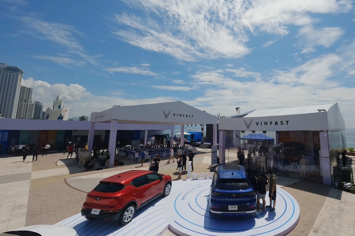 Khách hàng Nha Trang hào hứng chốt cọc sau khi ‘tận tay’ lái thử ô tô điện VinFast - 1