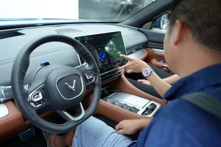 Khách hàng Nha Trang hào hứng chốt cọc sau khi ‘tận tay’ lái thử ô tô điện VinFast - 4