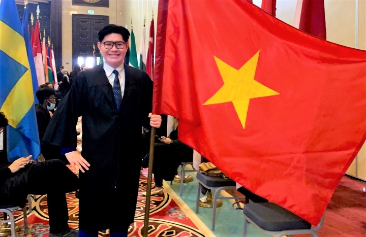 Nam sinh Nguyễn Lê Đông Hải tự hào mang lá cờ Tổ quốc trong một buổi trao giải thưởng ở trường đại học Mỹ.
