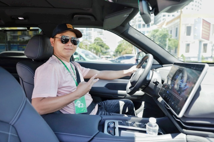 Khách hàng Nha Trang hào hứng chốt cọc sau khi ‘tận tay’ lái thử ô tô điện VinFast - 5