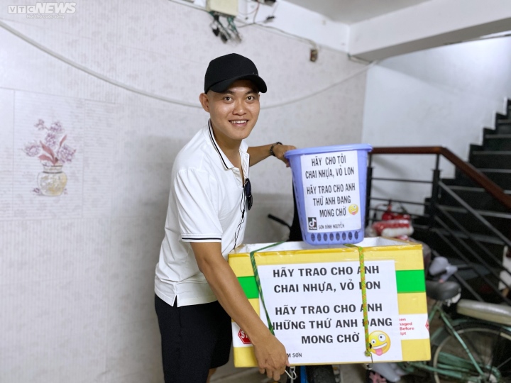 Đạp xe lượm ve chai, tặng tiền cho người nghèo ở TP.HCM - 2