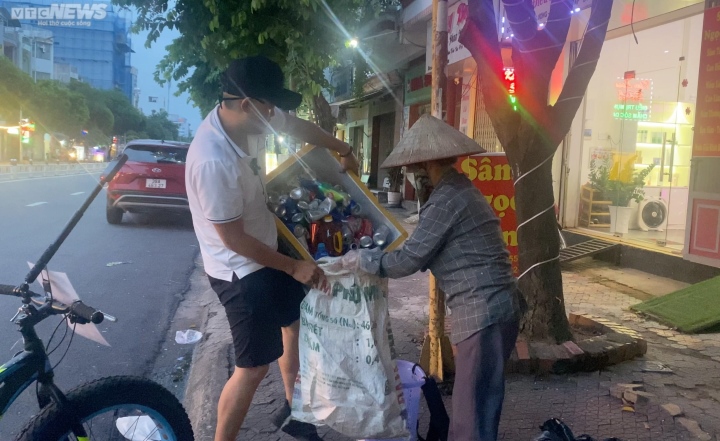 Đạp xe lượm ve chai, tặng tiền cho người nghèo ở TP.HCM  - 4